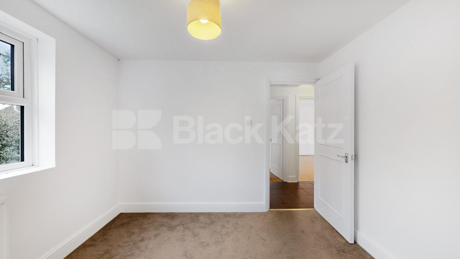 Two Bedroom First Floor Flat in Conversion, New Barnet, mins to tube & shops! Bulwer Road, New Barnet